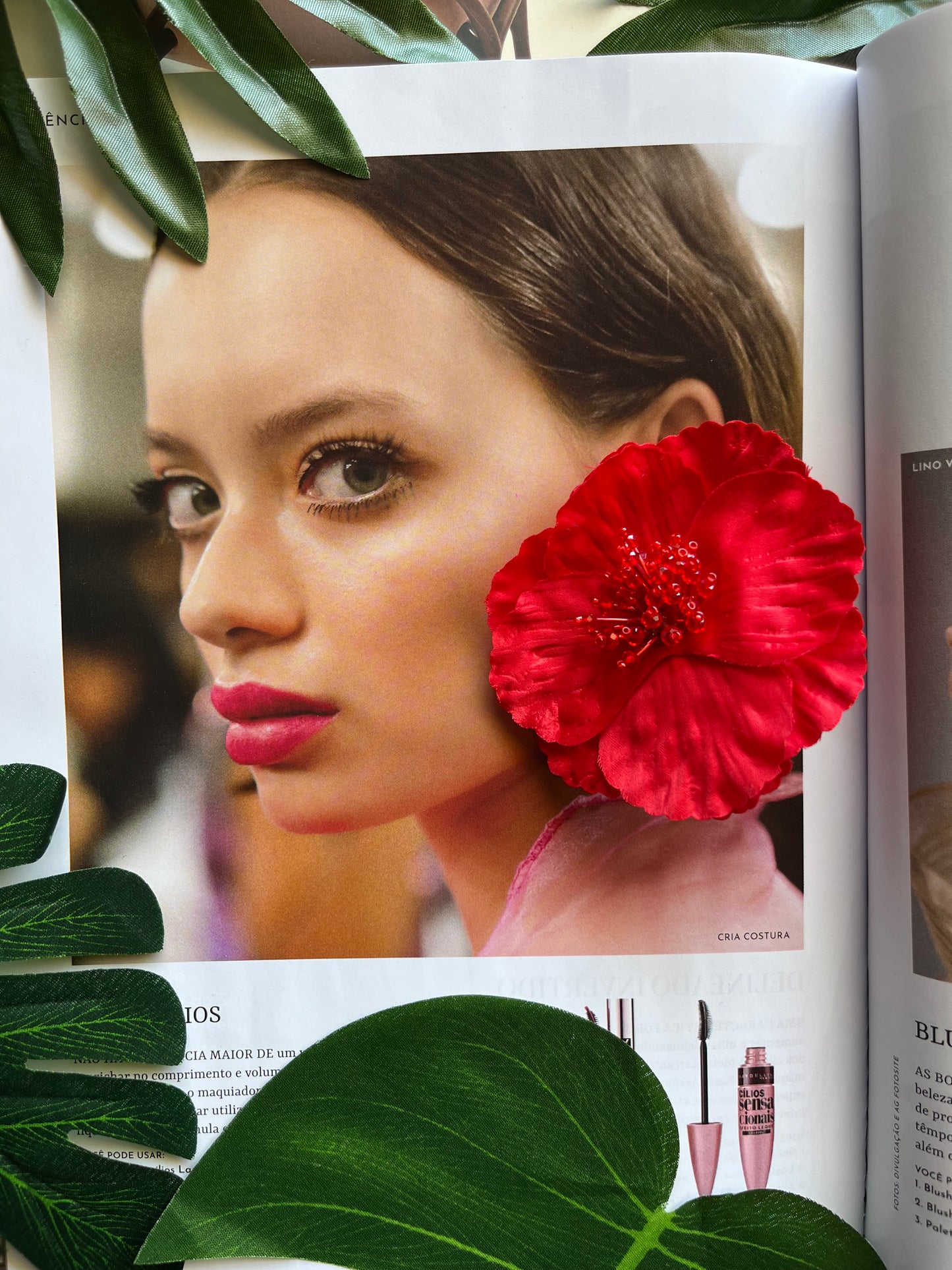 Aritos Flor, en color rojo intenso, en forma de flor de diferentes capas
Ulibkas