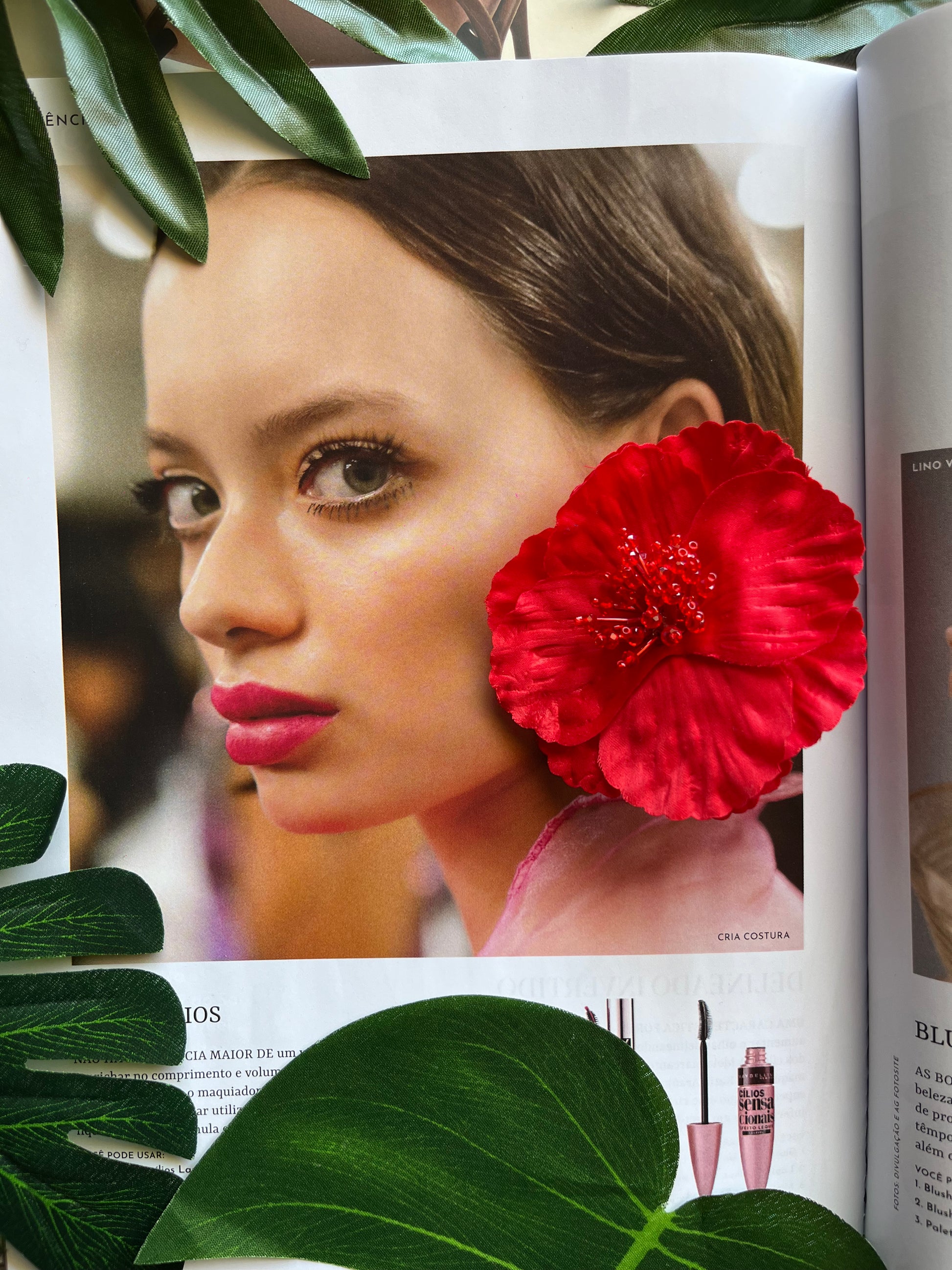 Aritos Flor, en color rojo intenso, en forma de flor de diferentes capas
Ulibkas
